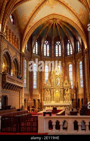 Beeindruckendes Interieur der Matthiaskirche auf der Budaer Burg. Budapest, Ungarn Stockfoto