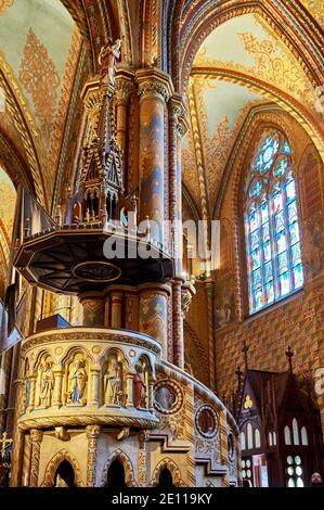 Beeindruckendes Interieur der Matthiaskirche auf der Budaer Burg. Budapest, Ungarn Stockfoto