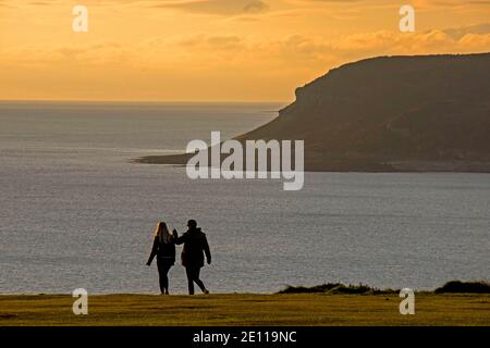 Swansea, Wales, Großbritannien. Januar 2021. Ein paar Spaziergang entlang über Caswell Bay, Swansea heute Nachmittag in der kalten, aber sonnigen Wetter. Quelle: Phil Rees/Alamy Live News Stockfoto