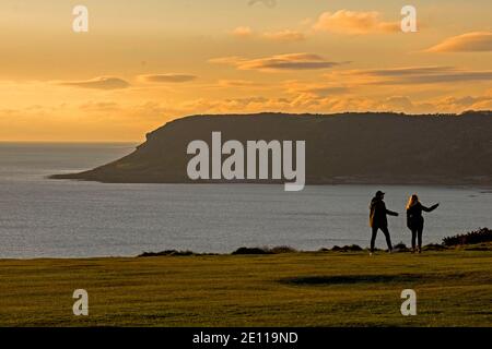 Swansea, Wales, Großbritannien. Januar 2021. Ein paar Spaziergang entlang über Caswell Bay, Swansea heute Nachmittag in der kalten, aber sonnigen Wetter. Quelle: Phil Rees/Alamy Live News Stockfoto