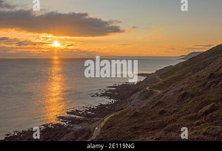 Swansea, Wales, Großbritannien. Januar 2021. Menschen gehen heute Nachmittag auf dem Küstenweg von Langland Bay nach Caswell Bay, Swansea, bei kaltem, aber sonnigem Wetter. Quelle: Phil Rees/Alamy Live News Stockfoto