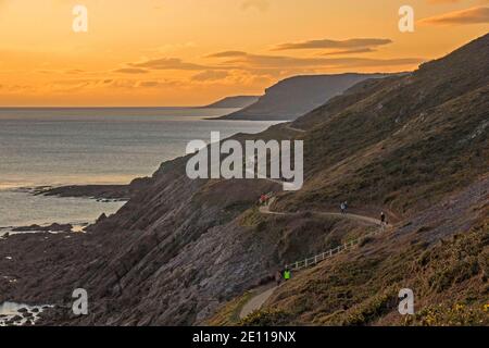 Swansea, Wales, Großbritannien. Januar 2021. Menschen gehen heute Nachmittag auf dem Küstenweg von Langland Bay nach Caswell Bay, Swansea, bei kaltem, aber sonnigem Wetter. Quelle: Phil Rees/Alamy Live News Stockfoto