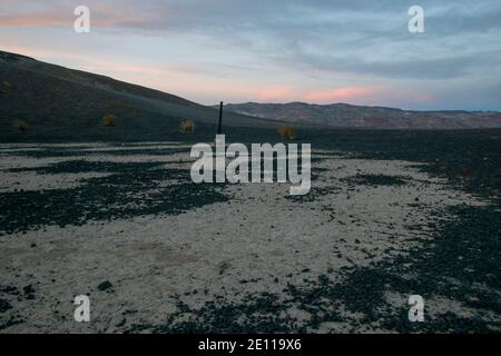 Der Ubehebe-Krater entstand nach einem Vulkanausbruch vor Tausenden von Jahren im Death Valley National Park, CA, USA. Stockfoto