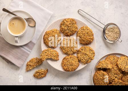 Hausgemachte vegane Haferflocken-Kekse mit Chiasamen. Stockfoto