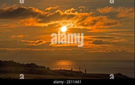 Swansea, Wales, Großbritannien. Januar 2021. Leute, die am 8. Loch des Langland Bay Golf Club über Caswell Bay, Swansea spazieren gehen, heute Nachmittag bei kaltem, aber sonnigem Wetter. PIC von Roxy Dawson Rees Kredit: Phil Rees/Alamy Live Nachrichten Stockfoto