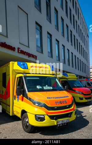 Krankenwagen Der Bundeswehr Sind Am Krankenhaus In Berlin Stockfoto