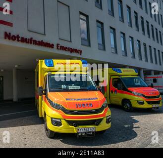 Krankenwagen Der Bundeswehr Sind Am Krankenhaus In Berlin Stockfoto
