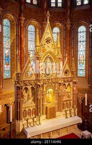 Beeindruckendes Interieur der Matthiaskirche auf der Budaer Burg. Budapest, Ungarn Stockfoto