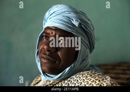 Mali, Timbuktu, Nahaufnahme eines Mannes mit blauem Turban, Porträt eines Mannes, der in Timbuktu lebt, mit blauem Turban in einem traditionellen Haus. Stockfoto