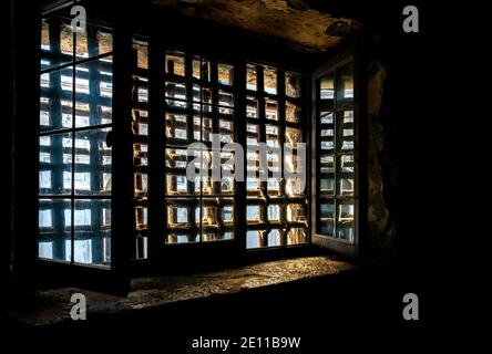 Sperrfenster in EINEM mittelalterlichen Verlies, Italien Stockfoto
