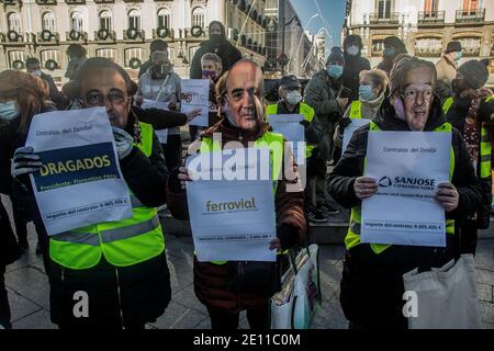 Juntas por la Pública Kollektiv, das Organisationen und Plattformen von Nutzern und Gesundheitsexperten umfasst, hat eine Kundgebung an der Puerta del einberufen Stockfoto