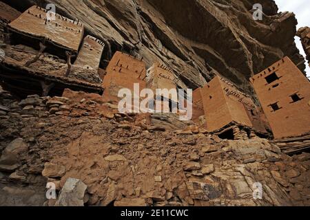 Dogon Dorf in Felswand in der Nähe von Peli, Bandiagara Escarpment (Falaise de Bandiagara), Dogon Land, Mali Stockfoto