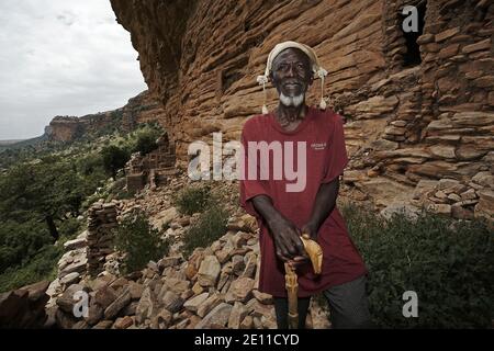 Ältester im Dorf Bani Hameau im Gebiet Dogon, Mali, Westafrika Stockfoto