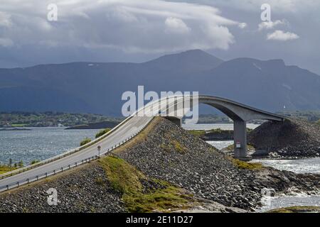 Die Atlantikstraße Entlang Der Norwegischen Westküste Ist Eine Der Interessantesten Und Beliebtesten Verkehrsverbindungen In Europa Stockfoto