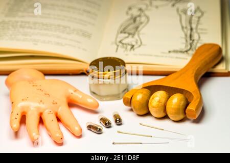 Akupunktur Nadeln Mit Handmodell, Massage Roller, Pillen, Salbe Und Lehrbuch Stockfoto