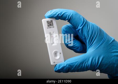 Coronavirus-Test mit einem Lateral Flow Device zeigt der Test ein negatives Ergebnis, der Patient hat kein Coronavirus. Stockfoto