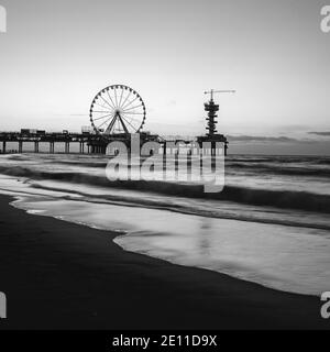 Sonnenuntergang am Strand, Pier von scheveningen, Den Haag, Niederlande. Stockfoto