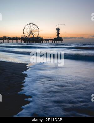 Sonnenuntergang am Strand, Pier von scheveningen, Den Haag, Niederlande. Stockfoto