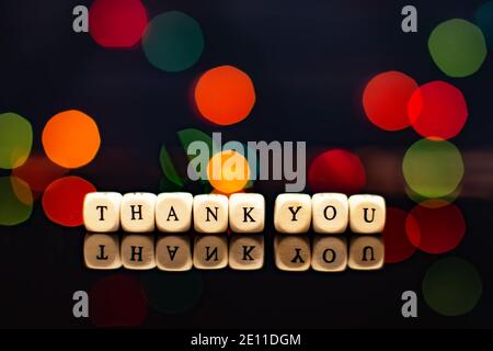 Nachricht danke mit Holzwürfeln , danke Holzklötze Stockfoto