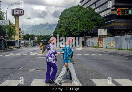 Eine Gruppe älterer Frauen geht an einem Sonntagmorgen. Venezuela kehrt am kommenden Montag, den 4. Januar, bis Sonntag, den 10. Januar, in die radikale Quarantäne zurück. Stockfoto