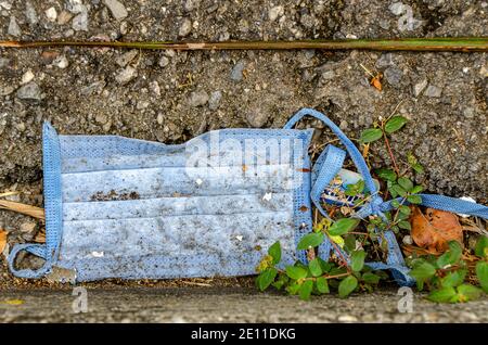 Ein gebrauchter Mundstück ist bereits Teil des Mülls der Straßen der Welt. Venezuela kehrt am kommenden Montag, dem 4. Januar, zum radikalen Streit zurück Stockfoto