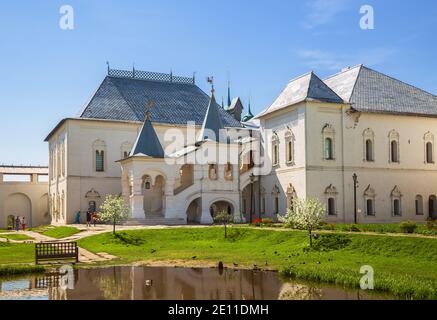 ROSTOW, JAROSLAWL REGION, RUSSLAND - 12. MAI 2019: Alte russische Architektur des Rostower Kremls. Rote Kammer mit Veranda. Goldener Ring von Russland Stockfoto