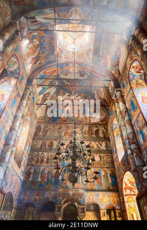 ROSTOW WELIKI, RUSSLAND - 12. MAI 2019: Innenraum der Kirche der Auferstehung Christi im Kreml von Rostow mit Fresken und großem Kronleuchter. G Stockfoto