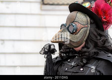 Saint John, NB, Kanada - 24. Oktober 2020: Eine weibliche Pest Arzt. Sie trägt ein schwarzes Pestdoktor Kostüm, das einen Steampunk Look hat. Stockfoto