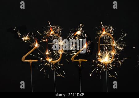 Auf Wiedersehen 2020. Frohes Neues Jahr! Wunderkerzen Dekoration auf dunklem Hintergrund Stockfoto