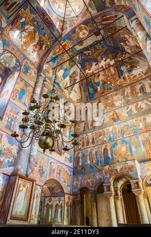 ROSTOV VELIKY, RUSSLAND - 12. MAI 2019: Alte Fresken mit Heiligenbildern und biblischen Szenen in der Kirche der Auferstehung Christi in Rostov Krem Stockfoto