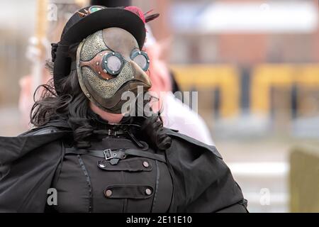 Saint John, NB, Kanada - 24. Oktober 2020: Eine weibliche Pest Arzt. Sie trägt ein schwarzes Pestdoktor Kostüm, das einen Steampunk Look hat. Stockfoto