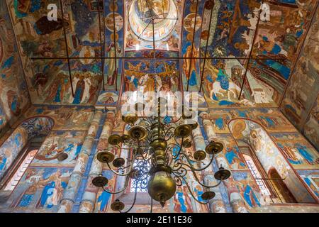 ROSTOV VELIKY, RUSSLAND - 12. MAI 2019: Alte Fresken an der Decke und an den Wänden im Inneren der Kirche der Auferstehung Christi in der Ros Stockfoto