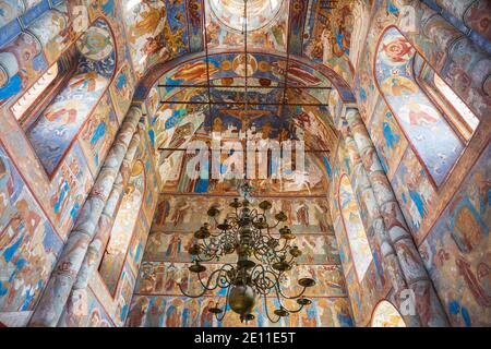 ROSTOW WELIKI, RUSSLAND - 12. MAI 2019: Alte Fresken mit Bildern von biblischen Szenen an Decke und Wänden der Kirche der Auferstehung Christi in Rostow Stockfoto