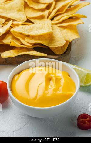 Schüssel mit Käse-Dip mit Nacho, auf weißem Hintergrund Stockfoto