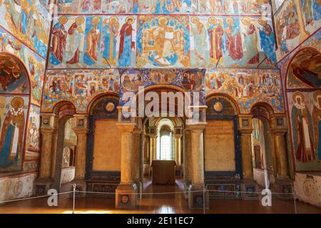 ROSTOW WELIKI, RUSSLAND - 12. MAI 2019: Kunstvoll bemalter Innenraum der Kirche des heiligen Johannes des Evangelisten im Kreml von Rostow. Goldener Ring von Russland Stockfoto