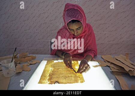 Die Restaurierung von Handschriften in der Privatbibliothek Mamma Haidara in Timbuktu, Mali, Westafrika. Stockfoto