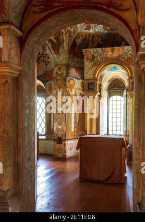 ROSTOW WELIKI, RUSSLAND - 12. MAI 2019: Innenraum der Kirche des heiligen Johannes des Evangelisten im Kreml von Rostow, Altarraum. Goldener Ring von Russland Stockfoto