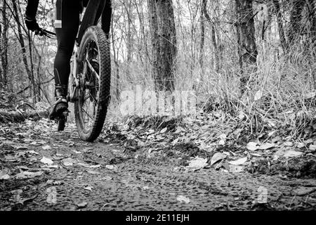 Schlammspuren auf einem Mountainbike-Trail in schwarz und Weiß Stockfoto