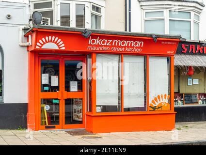 Die orange rote Fassade des Lakaz Maman - ein mauritisches Street Food Restaurant im Besitz von Shelina Permalloo in Bedford Place, Southampton, England, Großbritannien Stockfoto