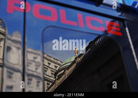 GROSSBRITANNIEN / England / Bank of England zum Thema Polizeiwagen . Stockfoto