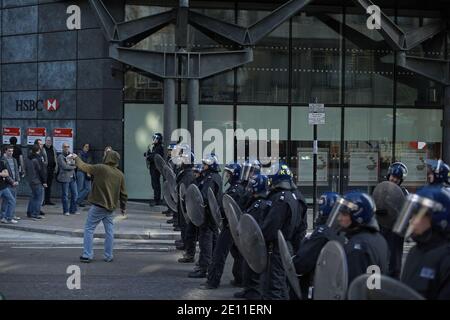 Die Polizei in Riot versperrt den Zugang zu einer Zweigstelle der HSBC Bank, während sie den antikapitalistischen Protest in der Stadt London stoppt. Stockfoto