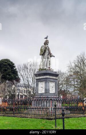 Eine Möwe auf der Isaac Watts Statue gegen grauen Himmel in Watts Park (West), Southampton, Hampshire, England, Großbritannien Stockfoto