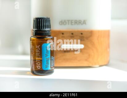 Doterra ätherische Ölflaschen. Ylang Ylang ätherisches Öl. Ätherisches doterra-Öl. Aromatherapie. Diffusor Stockfoto