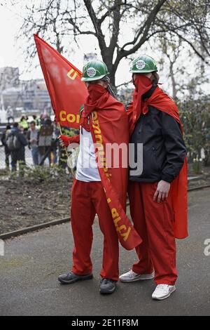 Protestler mit Masken bei Anti-Kapitalismus-Protest am 2009. märz in London . Stockfoto