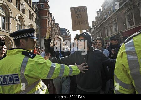 GROSSBRITANNIEN / England / Ein Protestler vor der Polizei bei einem antikapitalistischen Protest in London. Stockfoto