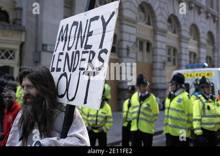 GROSSBRITANNIEN / England / London /Ein Mann protestiert während G20 Demonstrationen in der City of London am 1. April 2009 gegen die Aktionen von Bankern. Stockfoto
