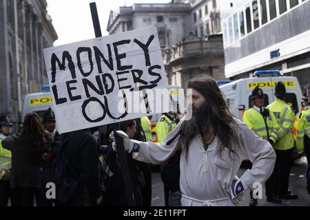 GROSSBRITANNIEN / England / London /Ein Mann protestiert während G20 Demonstrationen in der City of London am 1. April 2009 gegen die Aktionen von Bankern. Stockfoto