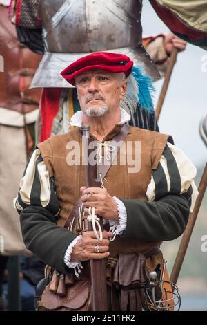 VILLAVICIOSA, SPANIEN - 28. August 2018: Eine Erholung der Landung Karls V. in Spanien. Ein Harquebusier des Reiches von Karl I. von Spanien und V. des Ho Stockfoto