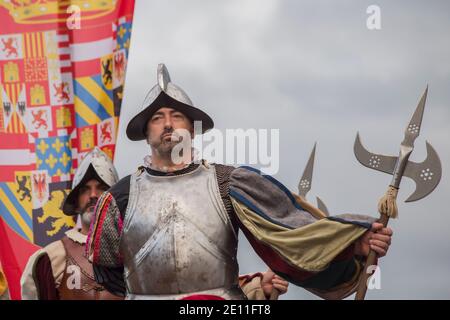 VILLAVICIOSA, SPANIEN - 28. August 2018: Eine Erholung der Landung Karls V. in Spanien. Persönliche Wache Karls I. von Spanien und V. des Heiligen Römischen EMPIR Stockfoto