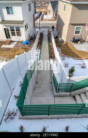 Luftaufnahme der Außentreppe in einer Nachbarschaft mit Häusern Und verschneite Höfe Stockfoto